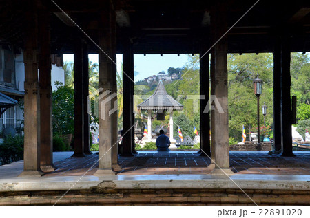仏歯寺の2本の柱で屋根を支える王の集会所と鐘楼 22891020