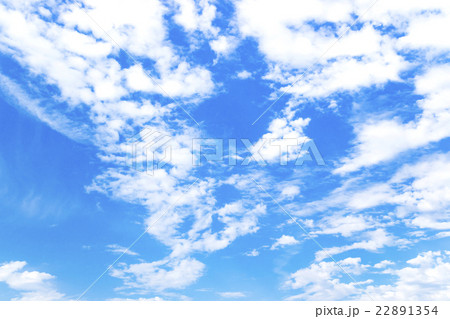 青空 空 雲 初夏の空 背景 背景素材 6月の写真素材