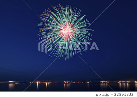 大輪花開く 京都 宮津燈籠流し海上花火大会 大輪花開く 京都 宮津燈籠流し海上花火大会 22891832