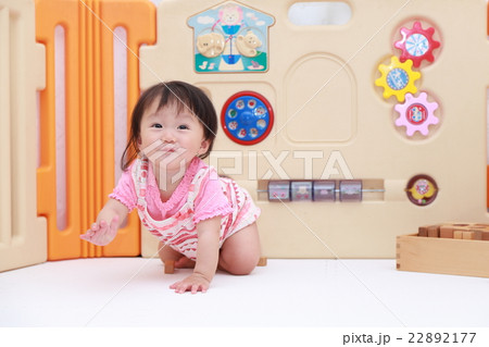 赤ちゃん ハイハイ オモチャ おもちゃ ベビー 0歳 笑顔 笑う コピースペース はいはい の写真素材