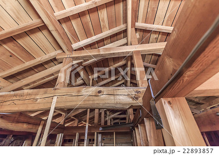 築30年以上の一般日本家屋の屋根裏の写真素材