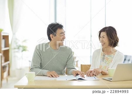 パンフレットを見る夫婦 22894993