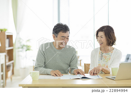 パンフレットを見る夫婦 22894994