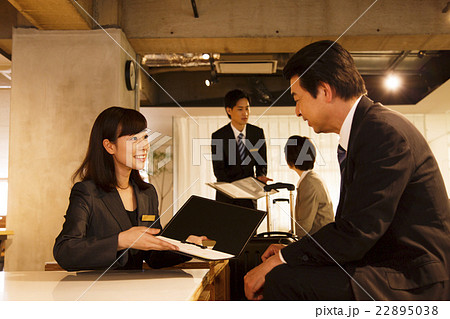 ホテル 接客 ホテルマン コンシェルジュの写真素材