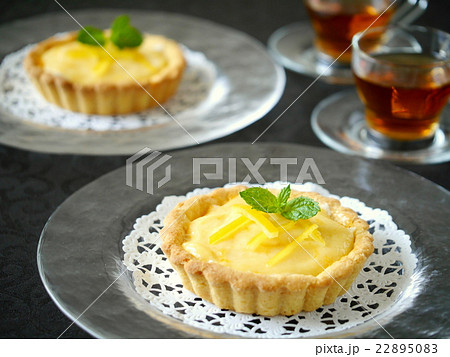 レモンタルトのティータイム　黒背景　（横位置） 22895083
