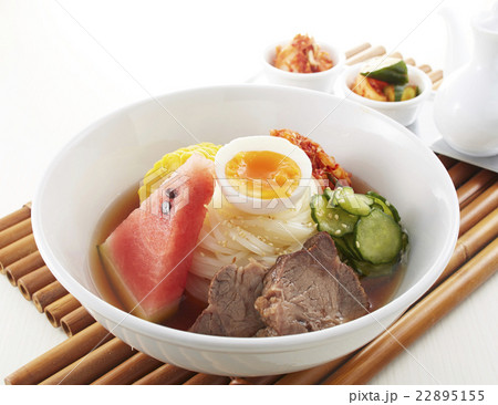 食欲をそそる冷麺 22895155