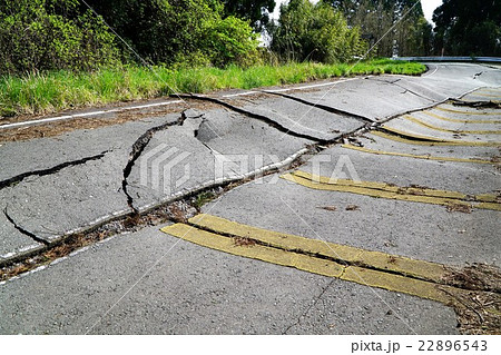 阿蘇地震で陥没した南阿蘇村の道路 16日の本震から4日後の20日に撮影 阿蘇地震で陥没した南阿蘇村の道路 16日の本震から4日後の20日に撮影 22896543