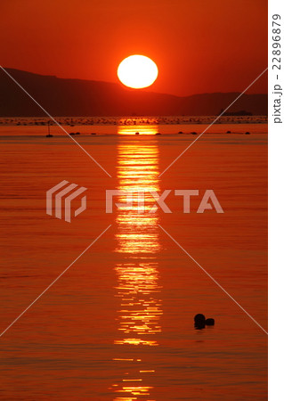 淡路島から見た小豆島におちる夕日の写真素材