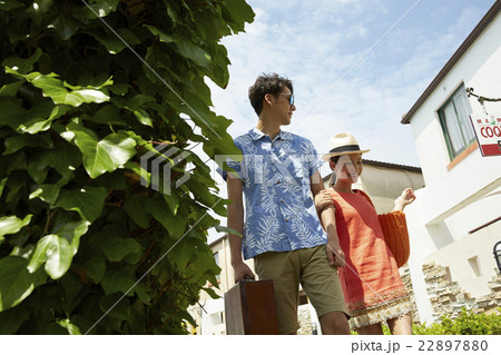 リゾート地を歩くカップル リゾート地を歩くカップル 22897880