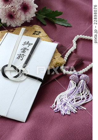 菊の花と不祝儀袋(御霊前) 紫色背景 菊の花と不祝儀袋(御霊前) 紫色背景 22898076