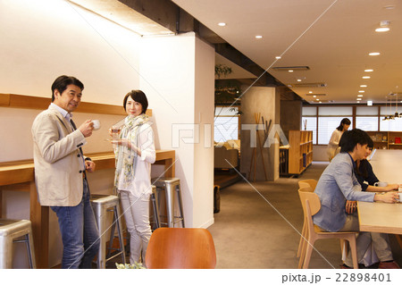 カフェ　夫婦　カップル　シニア 22898401