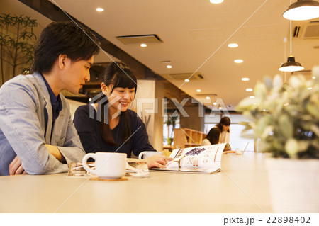 カフェ　夫婦　カップル　 22898402