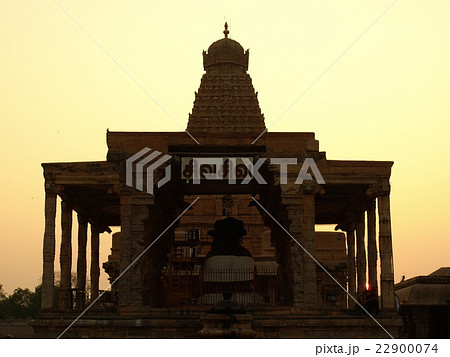 世界遺産「大チョーラ朝寺院群」のブリハディーシュワラ寺院の夕景(インド) 世界遺産「大チョーラ朝寺院群」のブリハディーシュワラ寺院の夕景(インド) 22900074