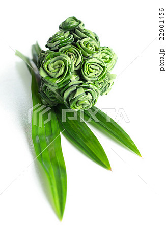 Fresh Pandanus leaf weave to rose bouquet 22901456
