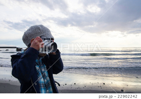 レンジファインダー・カメラで撮影する小さなカメラマン 22902242