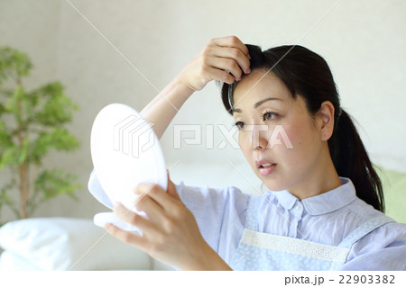 白髪に悩む主婦 22903382