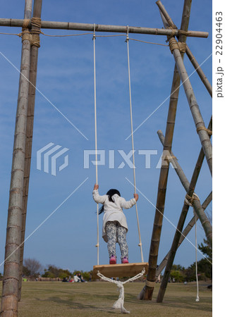 ブランコで遊ぶ女の子 22904463