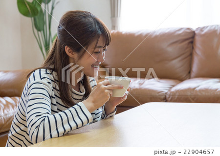 リラックスする若い女性 22904657