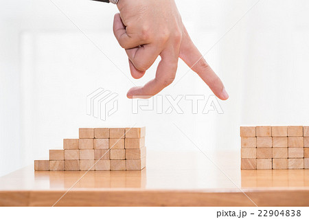 Hand jump through the gap between wood block Hand jump through the gap between wood block 22904838