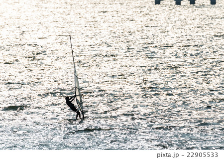輝く淀川でのウィンドサーフィン 輝く淀川でのウィンドサーフィン 22905533