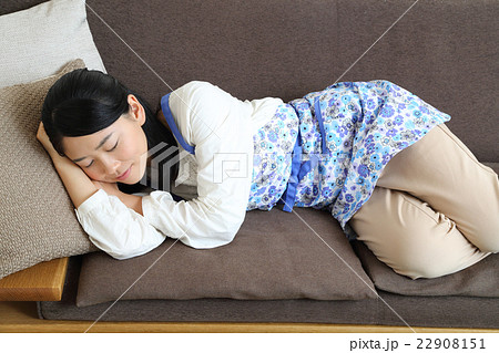 お昼寝する若い女性の写真素材