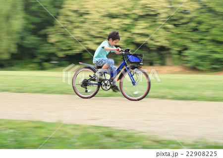 自転車に乗る小学生男子の写真素材