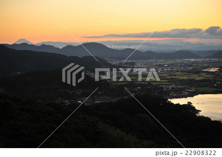 小焼けをバックに実りを迎える田園 22908322