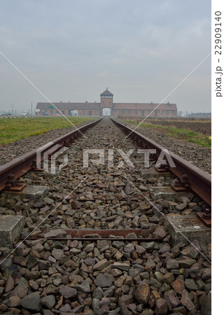 ビルケナウ第二強制収容所へ続く線路 ビルケナウ第二強制収容所へ続く線路 22909140