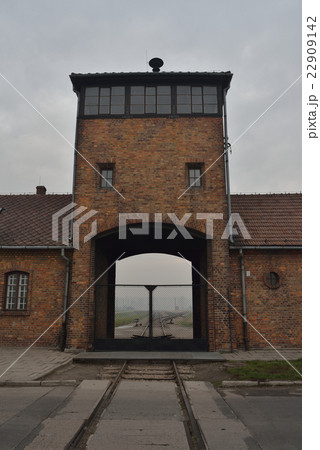 ビルケナウ第二強制収容所正面入り口 22909142