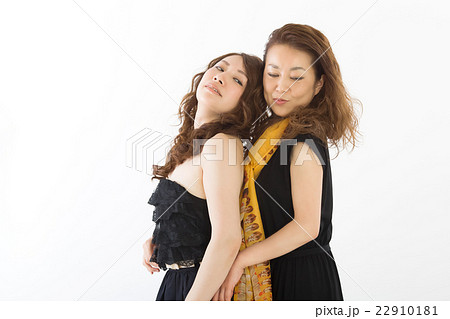 お洒落なドレスを着た二人の女性 22910181