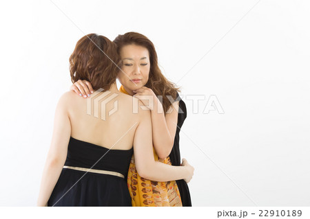 お洒落なドレスを着た二人の女性 お洒落なドレスを着た二人の女性 22910189