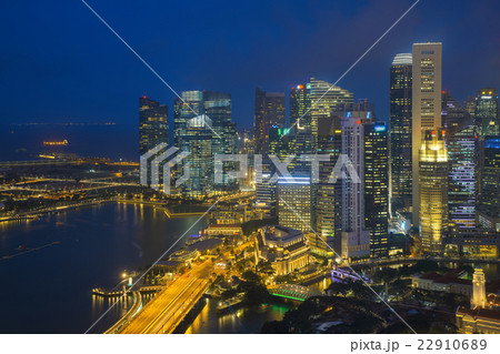 Singapore skyscraper in marina bay at night 22910689