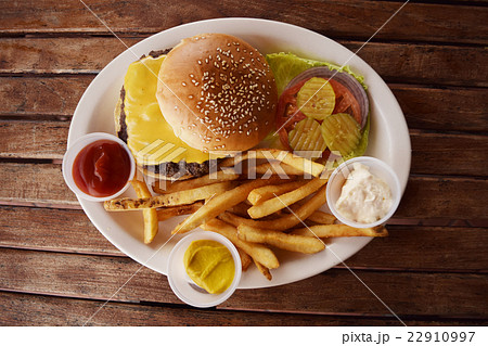 ハンバーガー　フライドポテト　ポテト　ファーストフード　　チーズバーガー　トマト　アメリカ 22910997