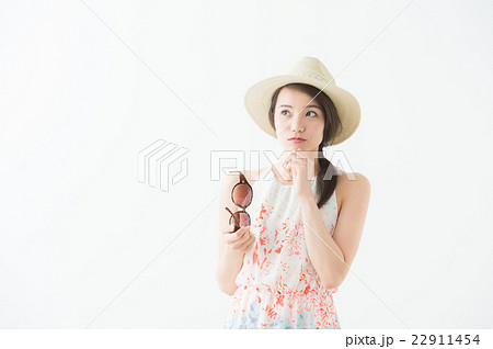 考える表情の夏の女性 考える表情の夏の女性 22911454