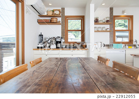 ウッド調のアンティークなダイニング・キッチン 22912055