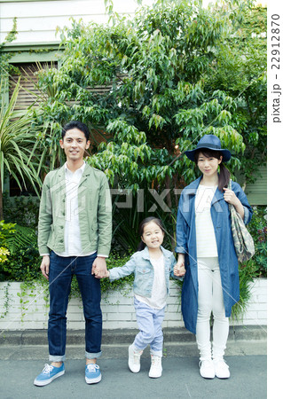 家族3人ライフスタイル 22912870