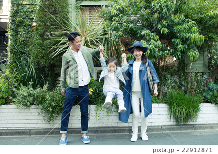 家族3人ライフスタイル 22912871