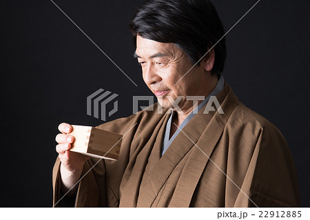 ミドルの男性（着物－日本酒） 22912885