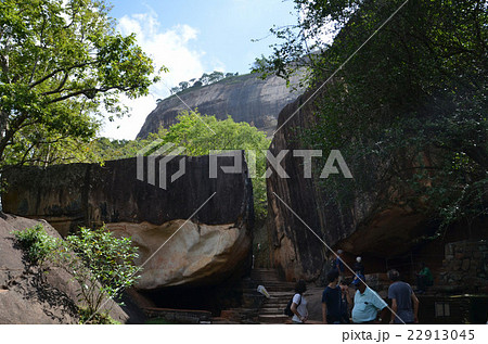 シーギリヤ・ロックの中腹の回廊、左の巨石の上は会議堂 22913045