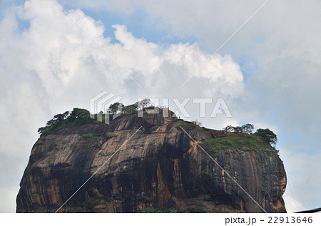 高さ195ｍの巨岩の上に築かれた天空の宮殿、シーギリヤ 22913646