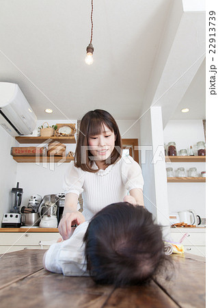 おむつ交換をする若い母親 22913739