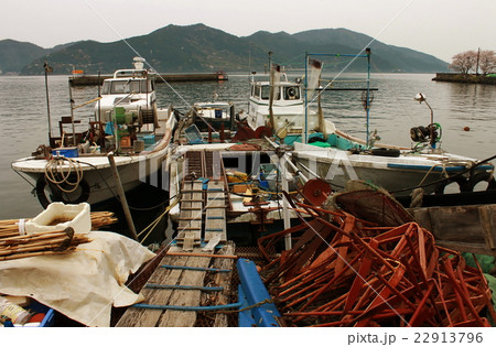 沖島の港に停泊中の漁船 沖島の港に停泊中の漁船 22913796