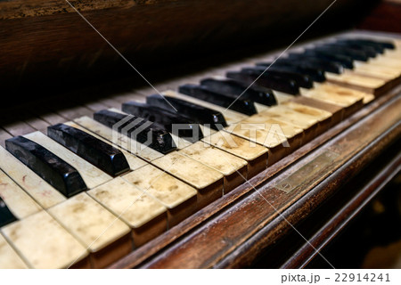 Dirty antique piano 22914241