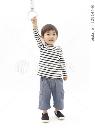 電車ごっこ 電車のつり革につかまる幼児 電車ごっこ 電車のつり革につかまる幼児 22914446