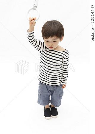 電車ごっこ 電車のつり革につかまる幼児 電車ごっこ 電車のつり革につかまる幼児 22914447