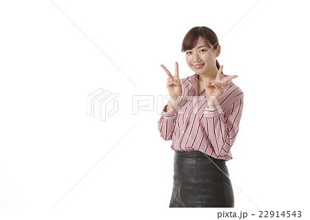 ピースサインの若い女性 22914543