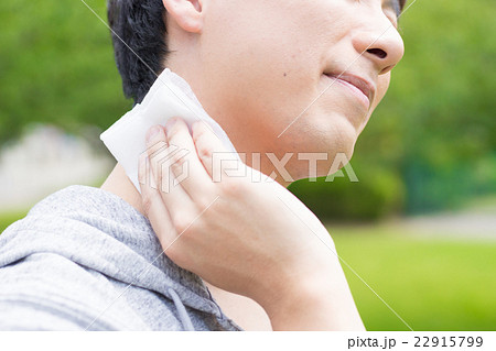 汗を拭く男性 22915799