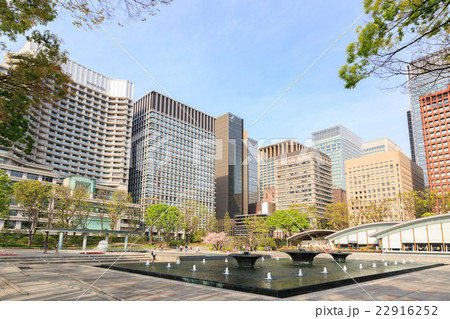 東京 皇居外苑 -和田倉噴水公園とビル群- 22916252