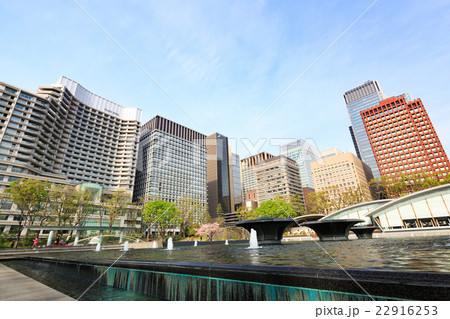 東京 皇居外苑 -和田倉噴水公園とビル群- 東京 皇居外苑 -和田倉噴水公園とビル群- 22916253