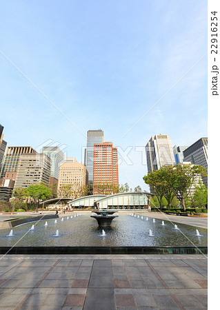 東京 皇居外苑 -和田倉噴水公園とビル群- 22916254